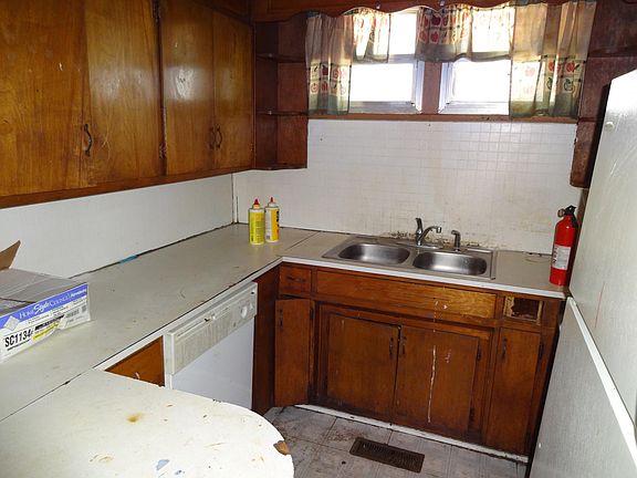 3rd image of 439 NE Atlantic Ave