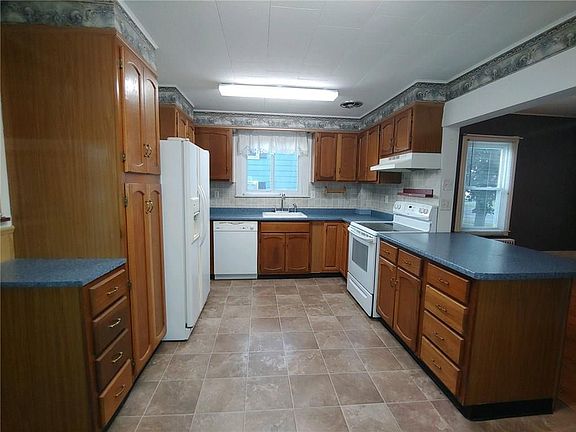 5th image of 125 Brown St