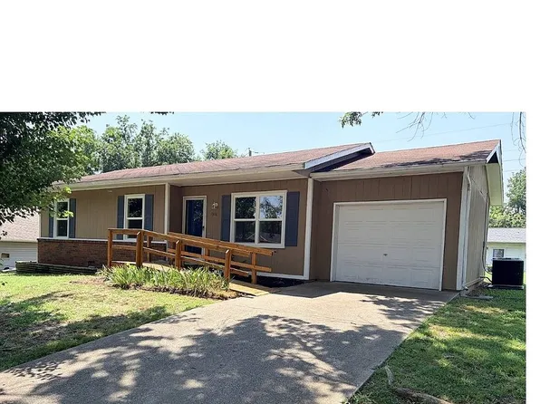 1308 Kimberly Ln, Carthage, MO 64836