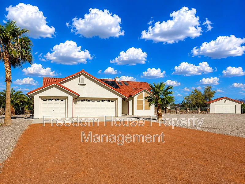 3 bed, 2.0 bath, 2152 sqft, $2,091 — Photo 1