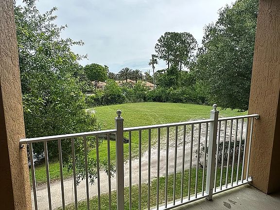 4th image of 625 Fairway Dr APT 202