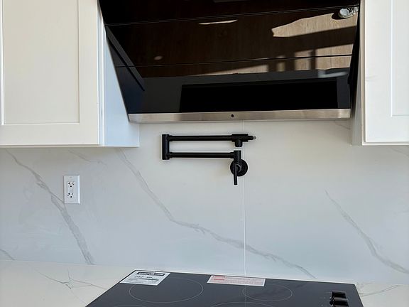 5th image of 865 W Lancaster Ave #1