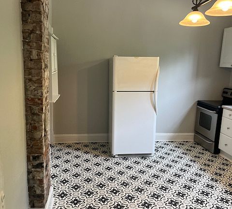 2nd image of 1122 Kenyon St