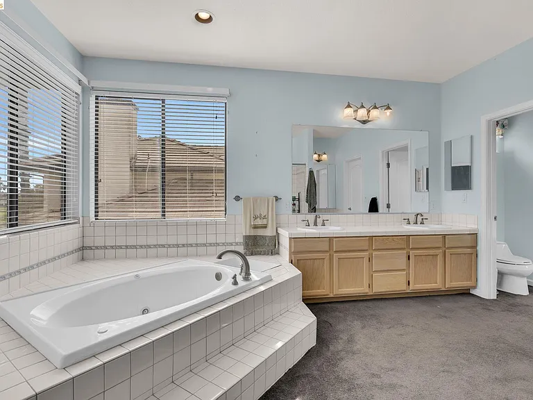 5640 Edgeview Dr — Photo 40