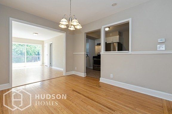 4th image of 595 Linden Ave