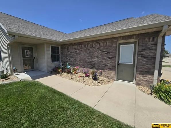 613 Spring View Cir, Beatrice, NE 68310