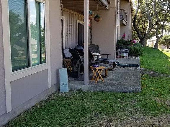 4th image of 1025 Parkview Dr APT E28