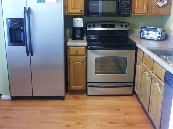 Kitchen w/new appliances/hardwood flooring