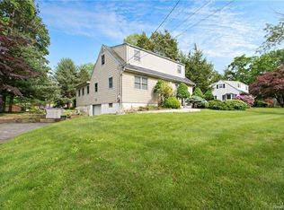 688 S Pascack Rd, Chestnut Ridge, NY 10977