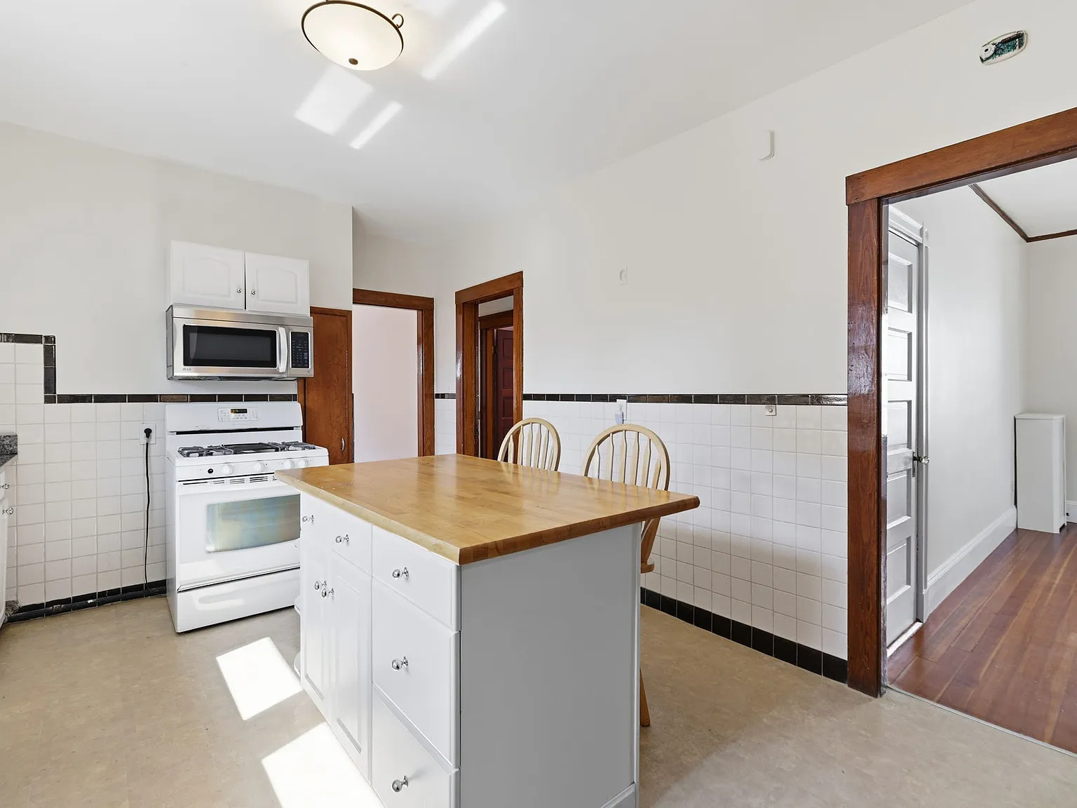 3 bed, 1088 sqft, $2,700 — Photo 2