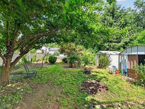 5th image of 10 Carlyle Ave
