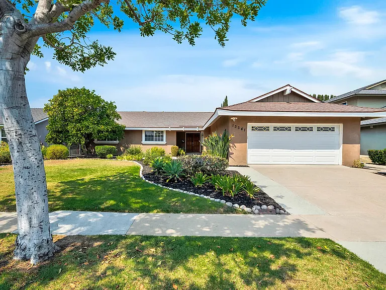 Cromwell Dr — Photo 4