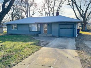 1147 SW Meadow Ln, Topeka, KS 66604