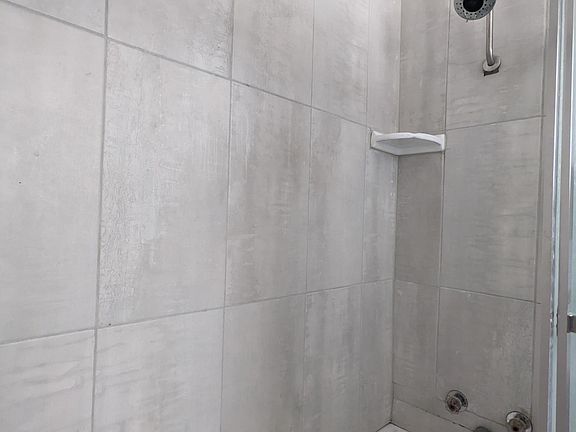 updated shower with full tub