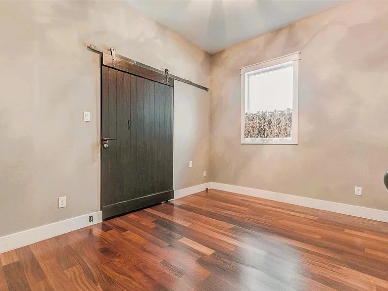 2219 Columbia St — Photo 35
