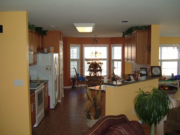 Huge kitchen w/lots of cabinets and cntr top space