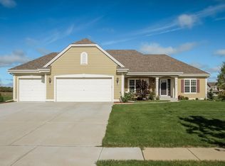 614 Oldfield Ave, Mukwonago, WI 53149