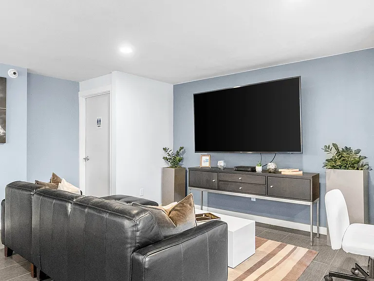 Aero Apartments — Photo 10