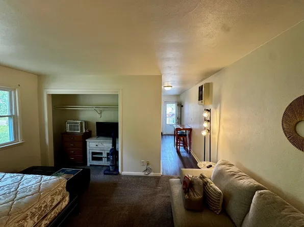 1811 13th Ave APT 8, Moline, IL 61265