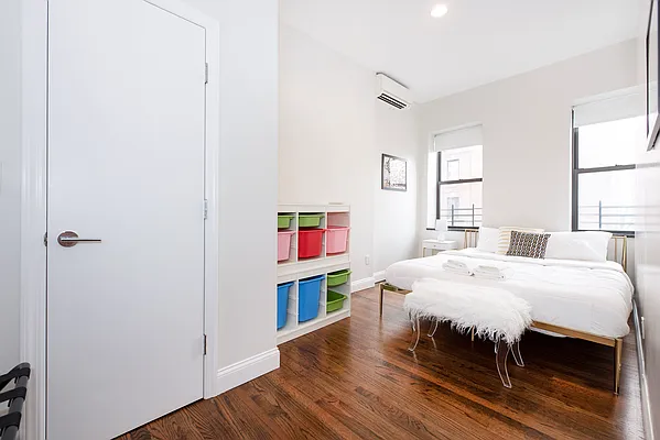Rented by R New York | media 8