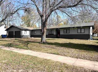 614 S Chestnut St, Friend, NE 68359