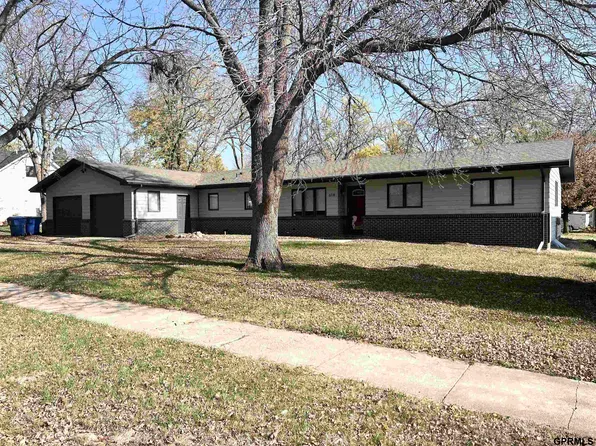614 S Chestnut St, Friend, NE 68359