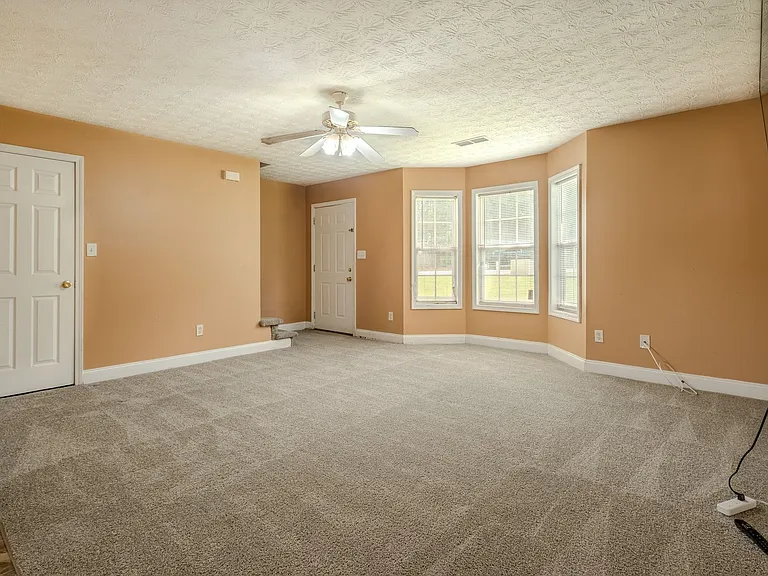 147 Westchester Cir — Photo 2