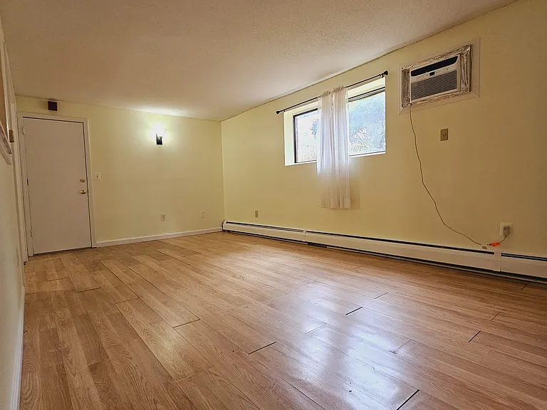 135 English Village Rd — Photo 5