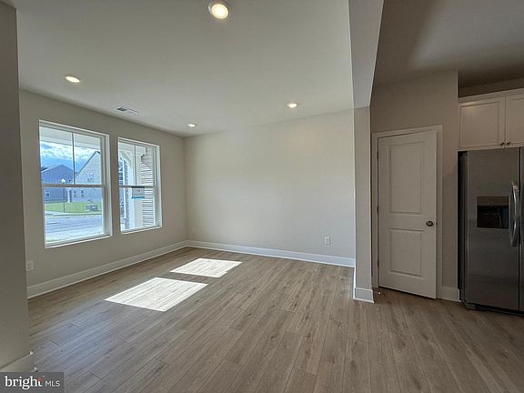 4th image of 29305 Oxford Dr