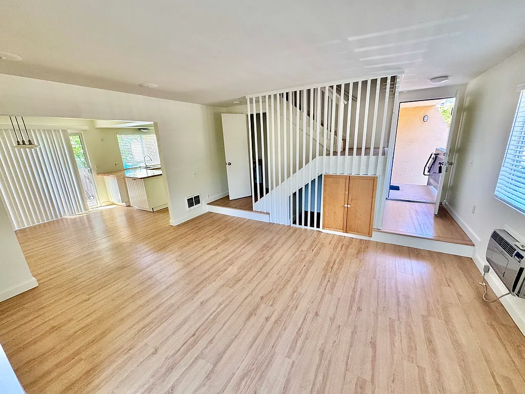 Building Photo - 7958 Mission Center Ct #L
