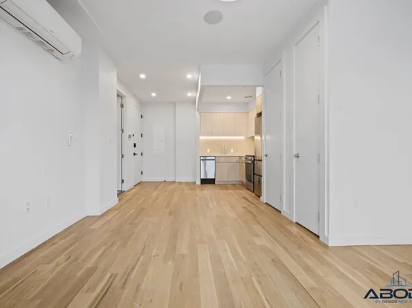 558 Sackett Street image 3 of 24