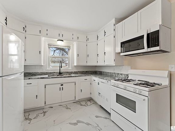 3rd image of 2615 E Locust St
