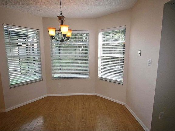 Kitchen Eat-in Area