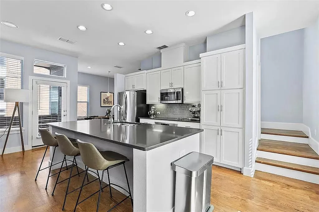 2459 Thatcher Dr — Photo 3