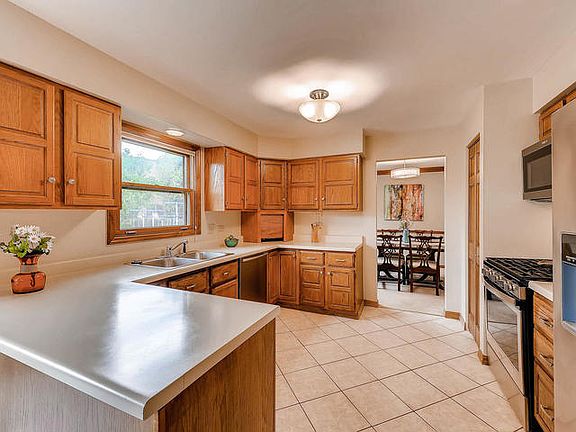 3rd image of 3880 Charlemagne Dr