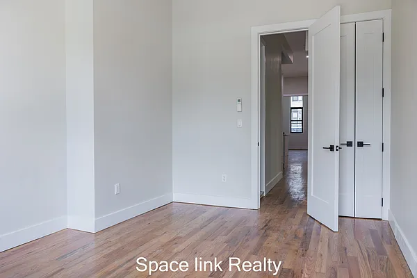 Rented by Space Link Realty | media 8