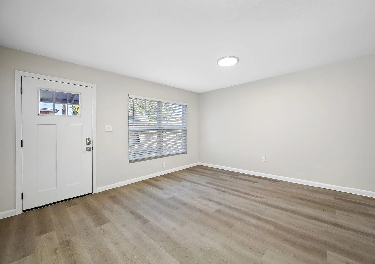 Fully Renovated Davis Islands! Townhouse-Style Apartments, Walk To Everything! — Photo 4
