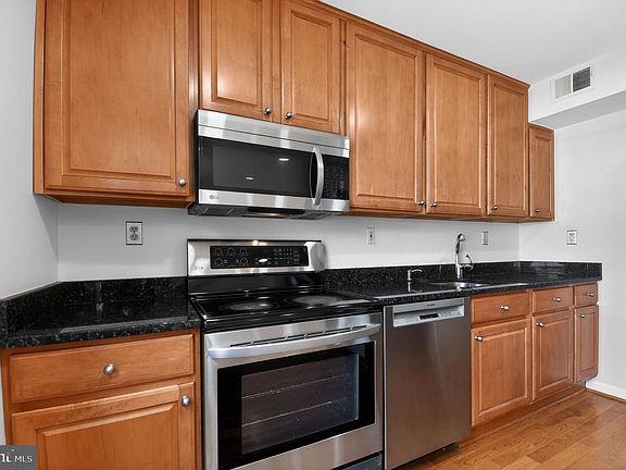 4th image of 220 Pender Pl