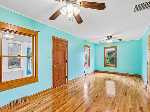 3rd image of 307 Ordway St