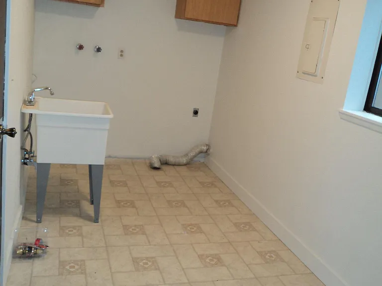 865 NE Scott Ct — Photo 8