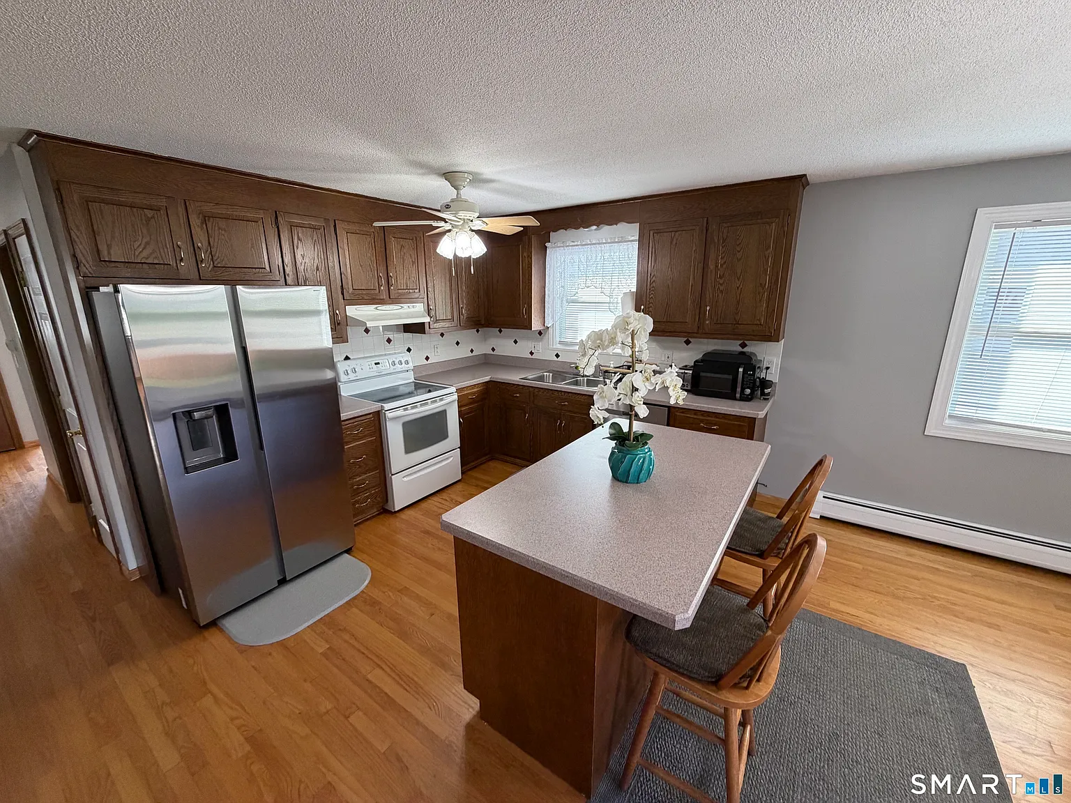 3 bed, 1.0 bath, 1300 sqft, $1,800 — Photo 3