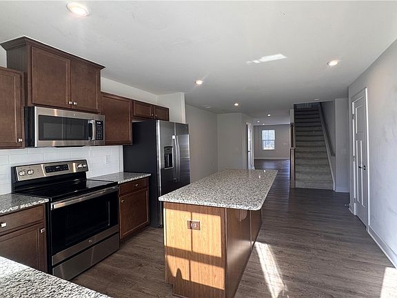 3rd image of 415 Camarillo Ln