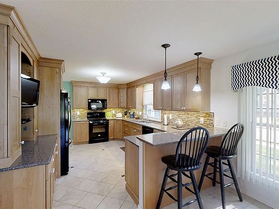 4th image of 502 Poplar St