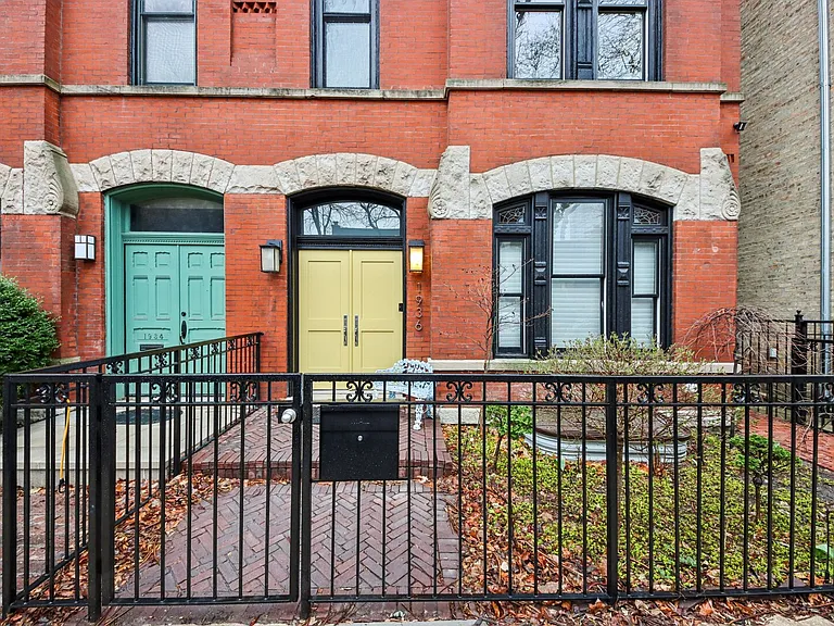 1936 N Hudson Ave — Photo 1