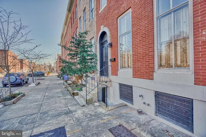 1511 W Lombard St — Photo 2