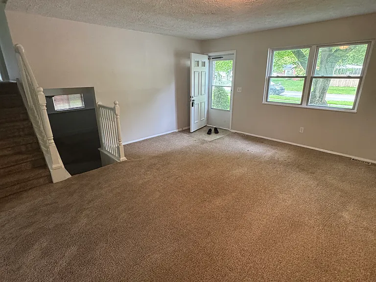 8895 Fairlane Dr — Photo 4