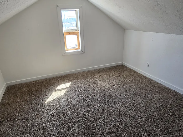 1805 N Valley Dr — Photo 10