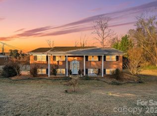 6719 Lakeview Ter, Hickory, NC 28601