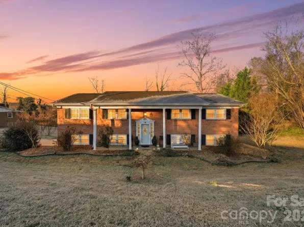 6719 Lakeview Ter, Hickory, NC 28601