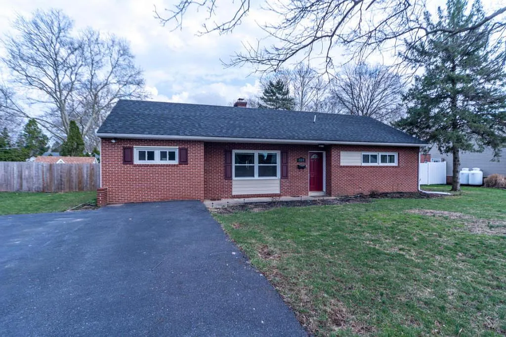 315 Lynn Ave photo 1